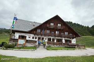 Hikers leaving the Fodara Vedla Hut
