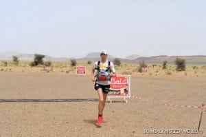 Michael Wardian finishing second in Stage 1 of the 2010 Marathon des Sables. (photo by Cimbaly/Moleda)
