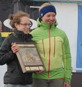 Sarah O'Neil (left) gets her hands on the women's trophy. ©Matt Ward