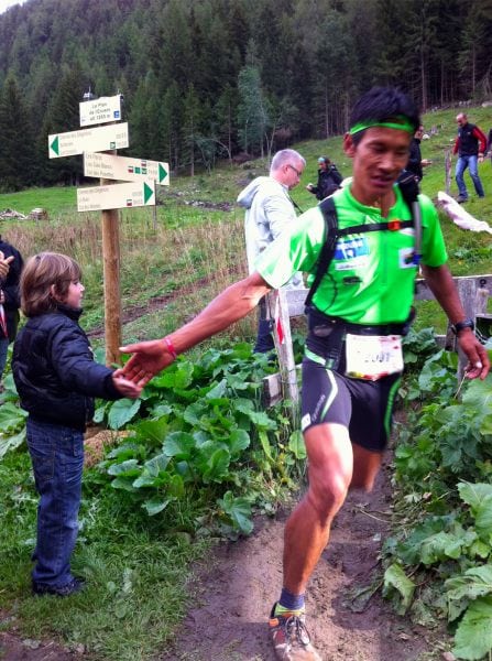 Dawa Sherpa giving five to a young fan in Vallorcine. Dawa Sherpa Vallorcine UTMB 2010
