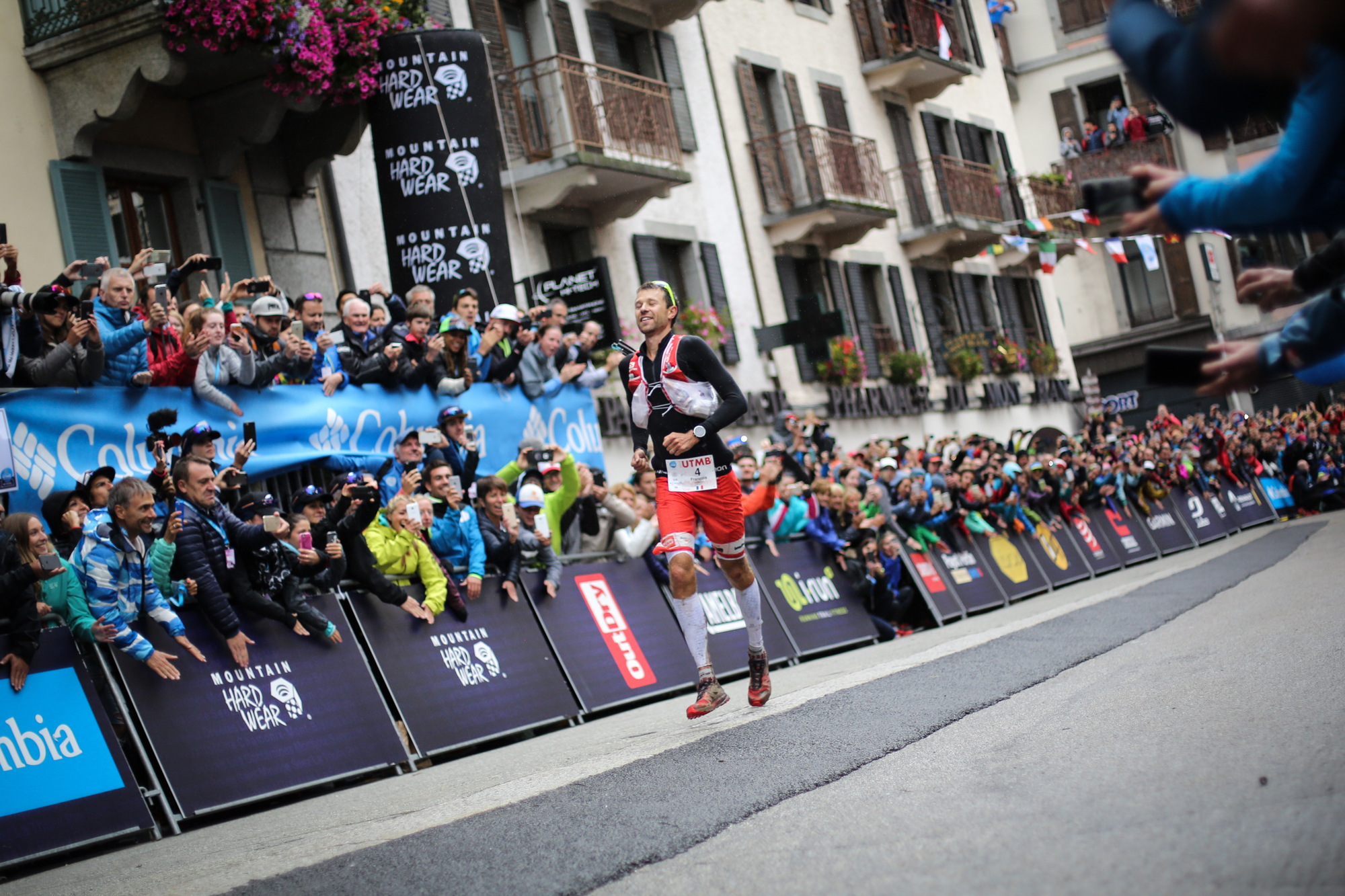 Francois D'haene finish relief - Kirsten Kortebein - 2017 UTMB 11