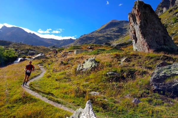 Joe Grant on the descent to Planaval. Photo: iRunFar/Bryon Powell