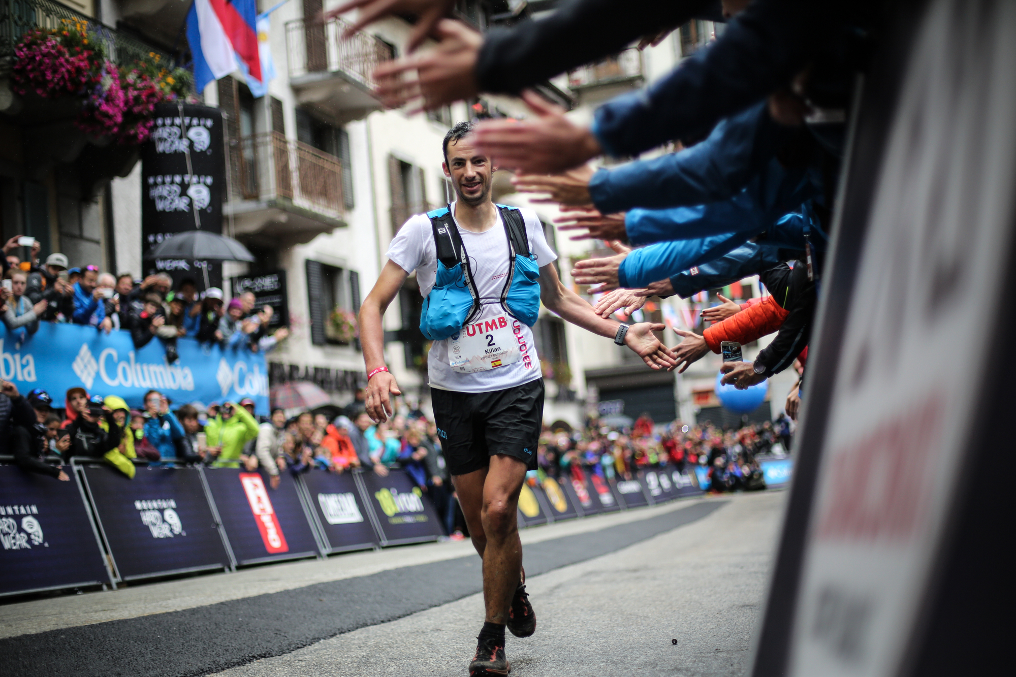 Kilian Jornet finish - Kirsten Kortebein - 2017 UTMB 14