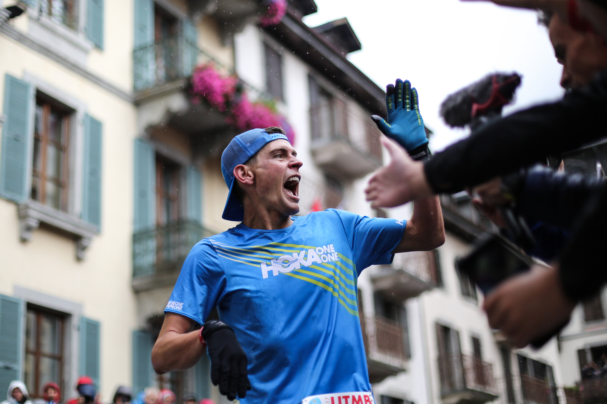 Tim Tollefson finish joy - Kirsten Kortebein - 2017 UTMB 15